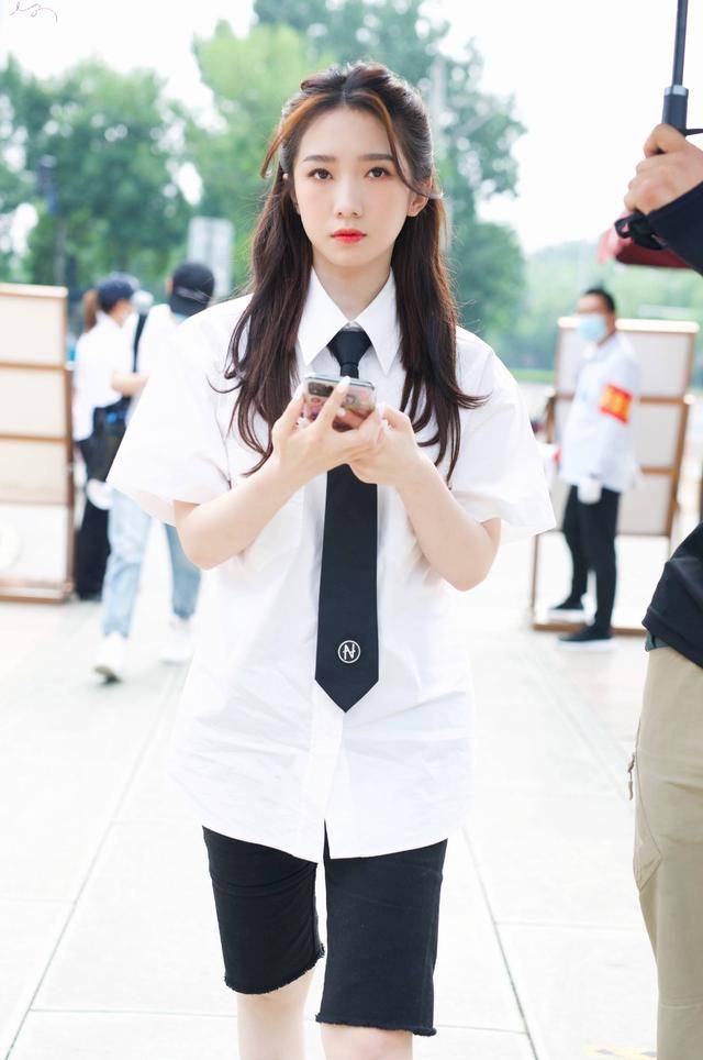 机车孟美岐拉链连体裤帅气十足！变身街头机车少女，尽情释放迷人气场