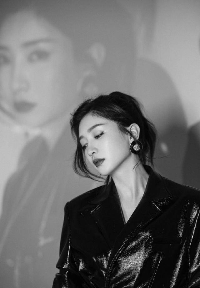 个性 江疏影为秀腿拼了,黑色皮衣当裙子穿,双腿又细又长又白