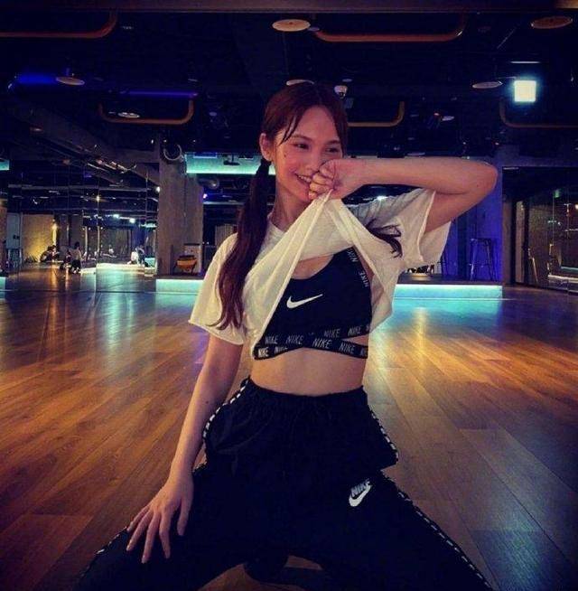 整体 杨丞琳私服穿搭指南：一袭紫色细格纹长裙，秒变青春少女