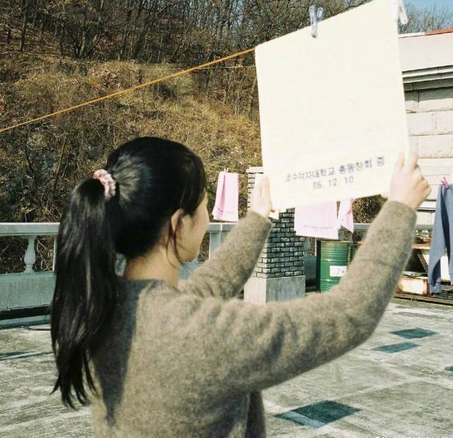 韩系|金智秀分享《雪滴花》幕后照，胶片风格好复古，你觉得她演技如何