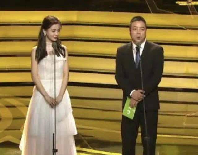 身材 明星撞衫修罗场：杨幂唐嫣连环撞，杨颖远看像礼仪小姐