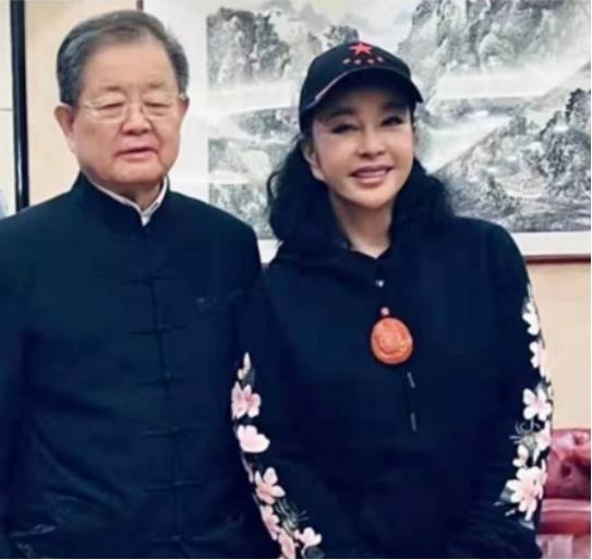 刘晓庆晒与80岁四婚富豪老公合影，胸前戴大块福牌，被指像两代人