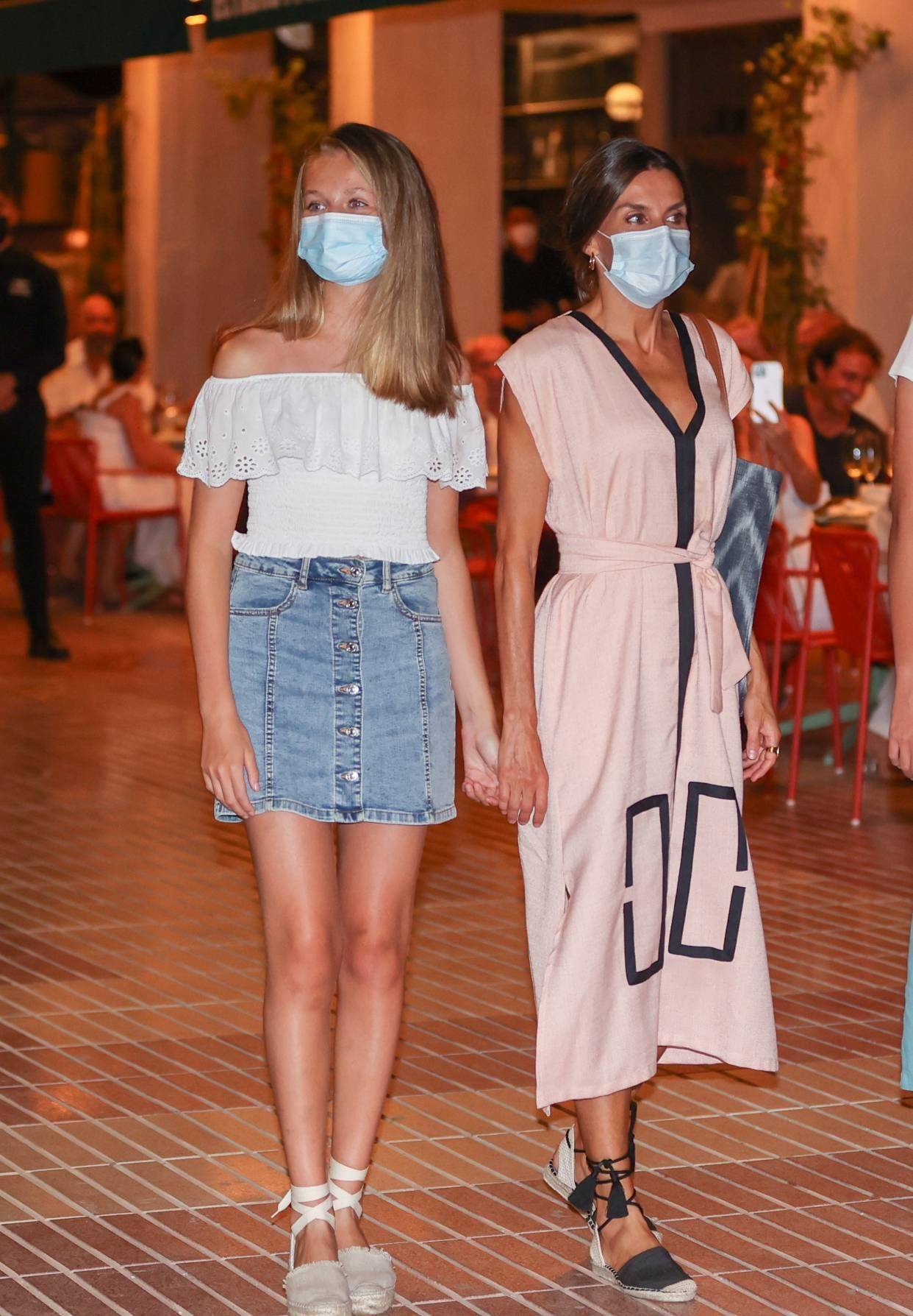 de 莱后带货太厉害,穿过的衣服立刻售罄,“莱蒂齐亚效应”持续发酵 。