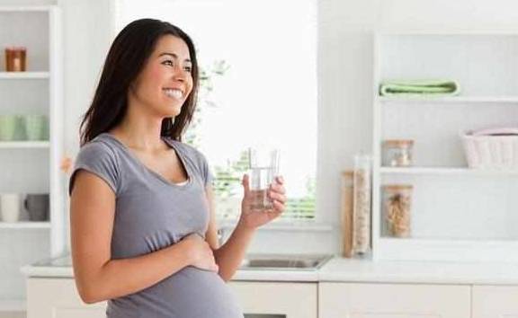 饮水量|孕妈遇到这3种情况，就该增加饮水量了，胎儿已经“缺水”了