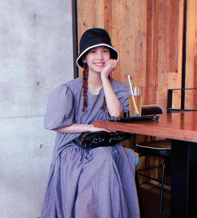 整体 杨丞琳私服穿搭指南：一袭紫色细格纹长裙，秒变青春少女