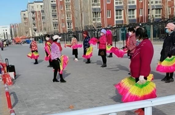 因为|奶奶跳舞，宝宝被拴着：父母再难，也要尽量远离这6种老人