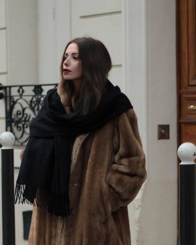 棕色 Solene Lara用穿搭表现出内敛的法式诱惑|博主推荐