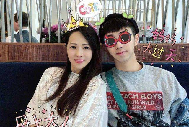 网友 伊能静携儿子合体拍杂志!19岁哈利穿紧身衣,化烟熏妆比母亲妖娆