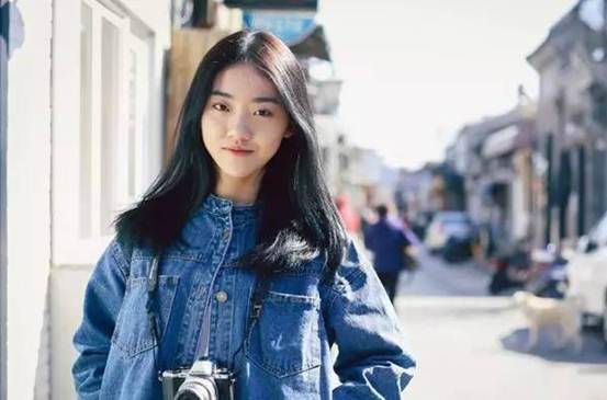 陈苏娅,是新闻传播,同时还修读工商管理双学位的学霸,喜欢摄影,主持还