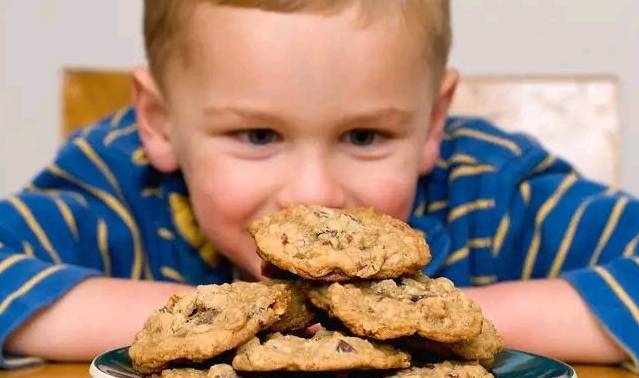 社交能力|零食引发的家庭战争,孩子到底该不该吃零食