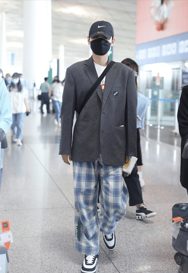 汪苏泷 汪苏泷都30多岁了仍似“奶油小生”,穿西装好精致