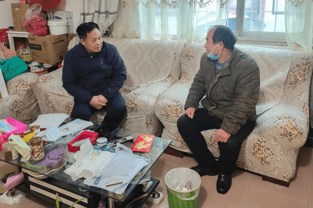 薛建国深入城乡慰问离休干部道德模范和困难家庭