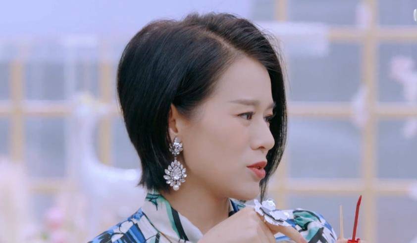 女孩子胡杏儿“口红画法”火了，帮助素人轻轻一涂，脸瞬间感觉小了一圈