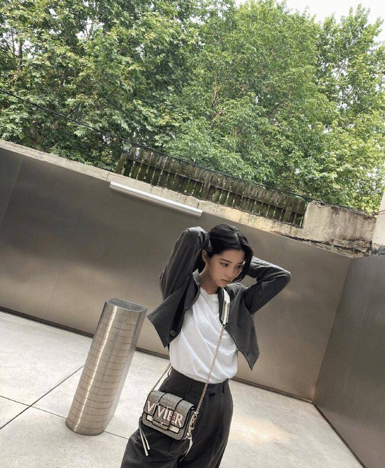 慵懒风穿搭一整套灰色 5b0db70b130e4c9985adc4e8f8a19812.jpeg