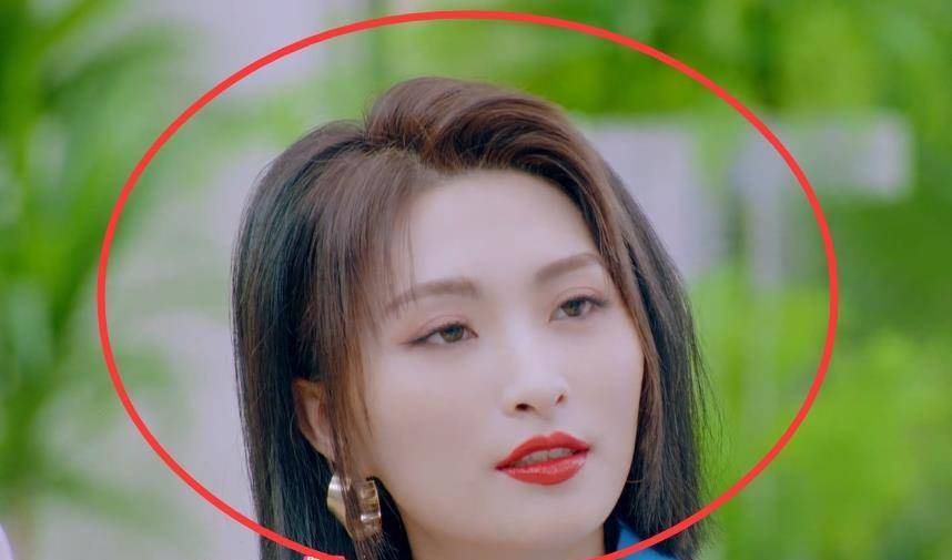 女孩子胡杏儿“口红画法”火了，帮助素人轻轻一涂，脸瞬间感觉小了一圈