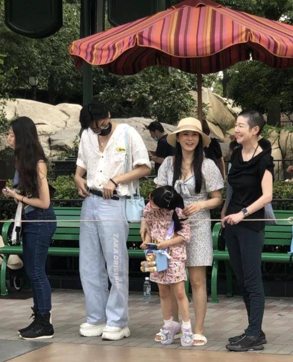 网友 伊能静携儿子合体拍杂志!19岁哈利穿紧身衣,化烟熏妆比母亲妖娆