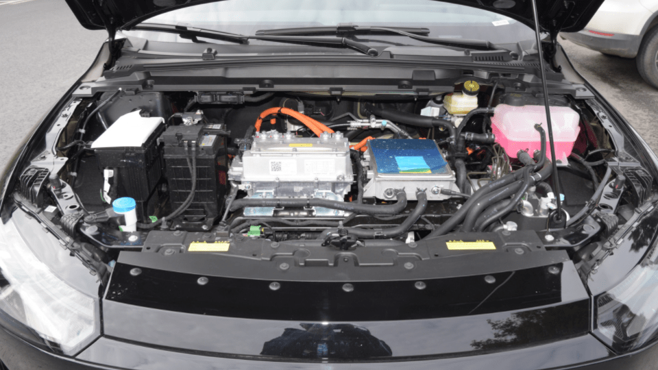 小鹏p5搭载最大功率为155kw,最大扭矩310n·m的驱动电机,电池类型分为