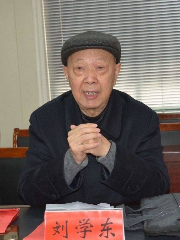 市关工委主任刘学东发表了情真意切的讲话.