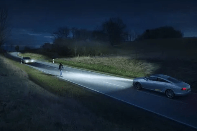 被远光灯刺激险撞树，男子在车上装“小耳朵”，远光族纷纷求饶_搜狐汽车_搜狐网