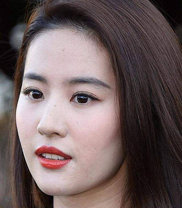 杨颖为何化妆师给明星上妆用“粉底刷”较多?看到妆容效果后明白了!