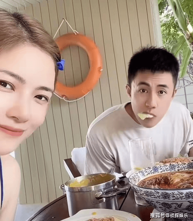 老公 杜淳老婆罕见穿露脐装,产后不足一年瘦出小蛮腰,排骨胸格外抢镜