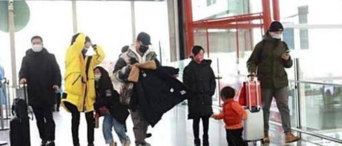 蔡少芬 蔡少芬与家人现身机场,不化妆也肤如凝脂,三个孩子长得太像张晋