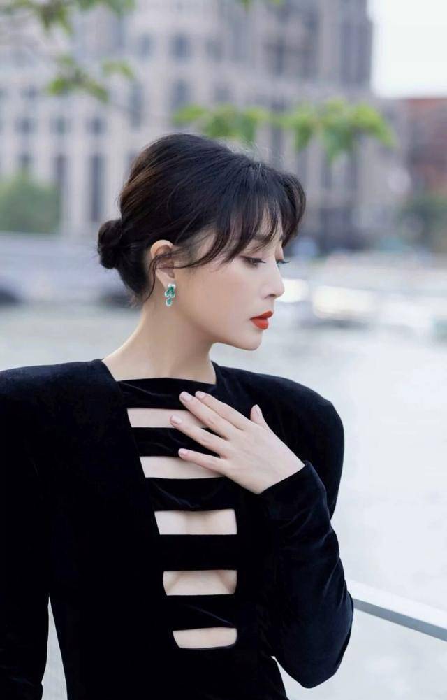 原创最美最忆军旅之花殷桃大家喜欢她吗