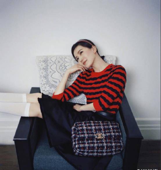 显得 刘诗诗怀旧复古风尽显优雅！这穿搭也太突出天鹅颈优势了，太美了