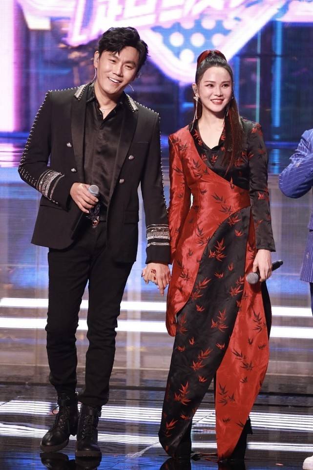 身材 伊能静身材没走样，轻松驾驭粉红色丝绒裙