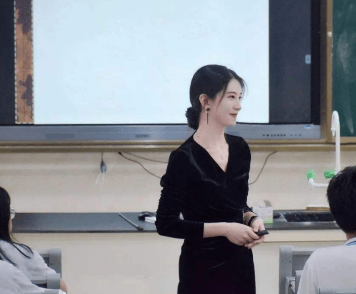 原创为何所有老师里英语老师大多貌美多金其实原因不止一个