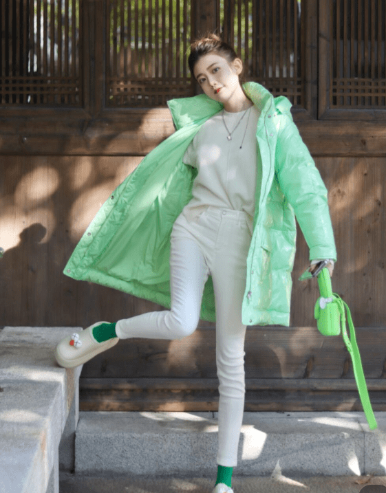 黑色 今年流行“羽绒服+小脚裤”，时髦显瘦又保暖，轻松美出新高度