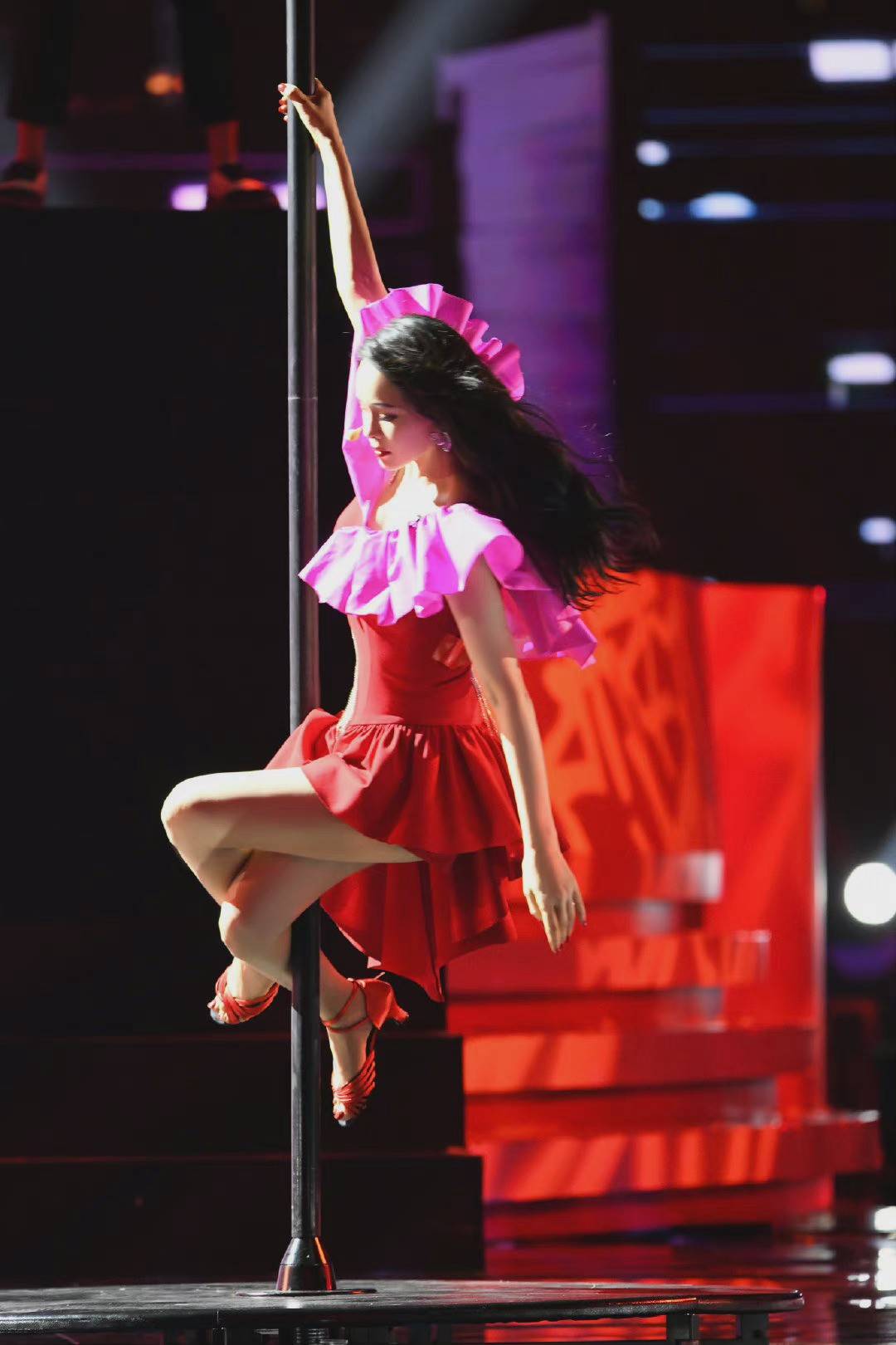 身材 伊能静身材没走样，轻松驾驭粉红色丝绒裙