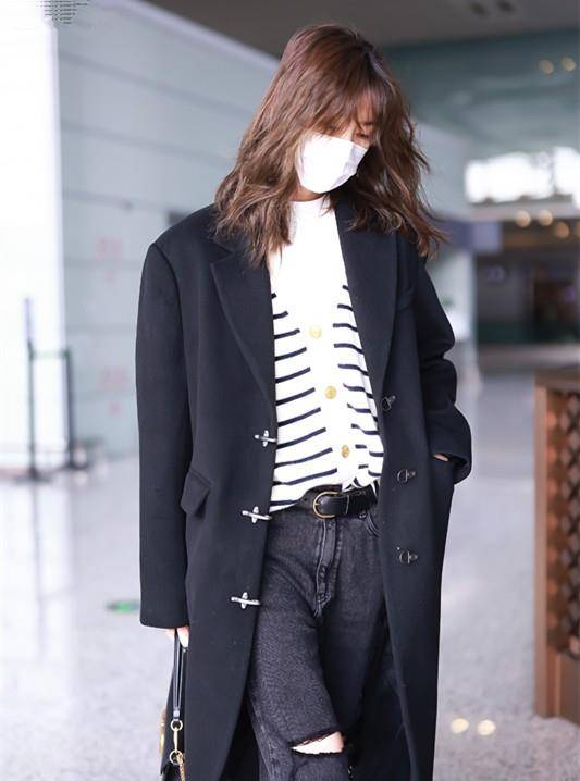 设计 刘雯不愧是顶级超模！黑大衣配毛衣，一身基础款却穿出满满时髦感