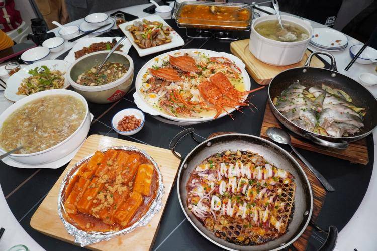 原创春节不打烊年夜饭到来来吃一桌海鲜大餐