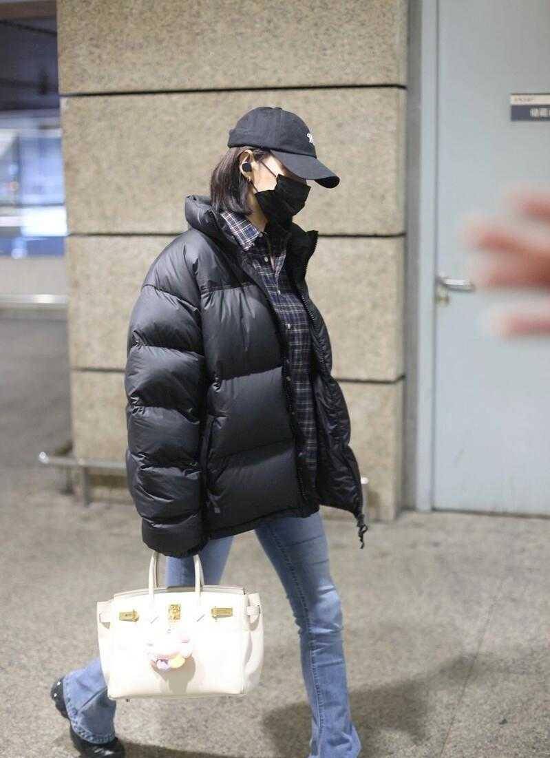 黑色 张雨绮终于找对“风格”了，穿短羽绒服配喇叭裤，显瘦又时髦