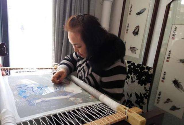 56岁大妈把一根丝线分48份，绣出传世巨画《百骏图》价值380万元