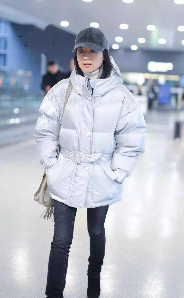 大地 董洁的机场穿搭真简约，“大地色大衣＋直筒裤”，虽低调却很高级