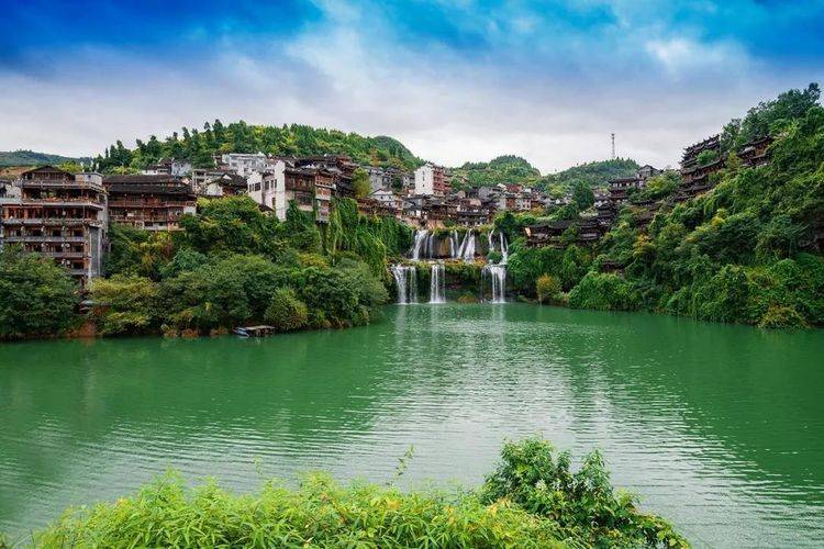 湖南湘西芙蓉镇：电影《芙蓉镇》的外景地，都说这里挂在了瀑布上