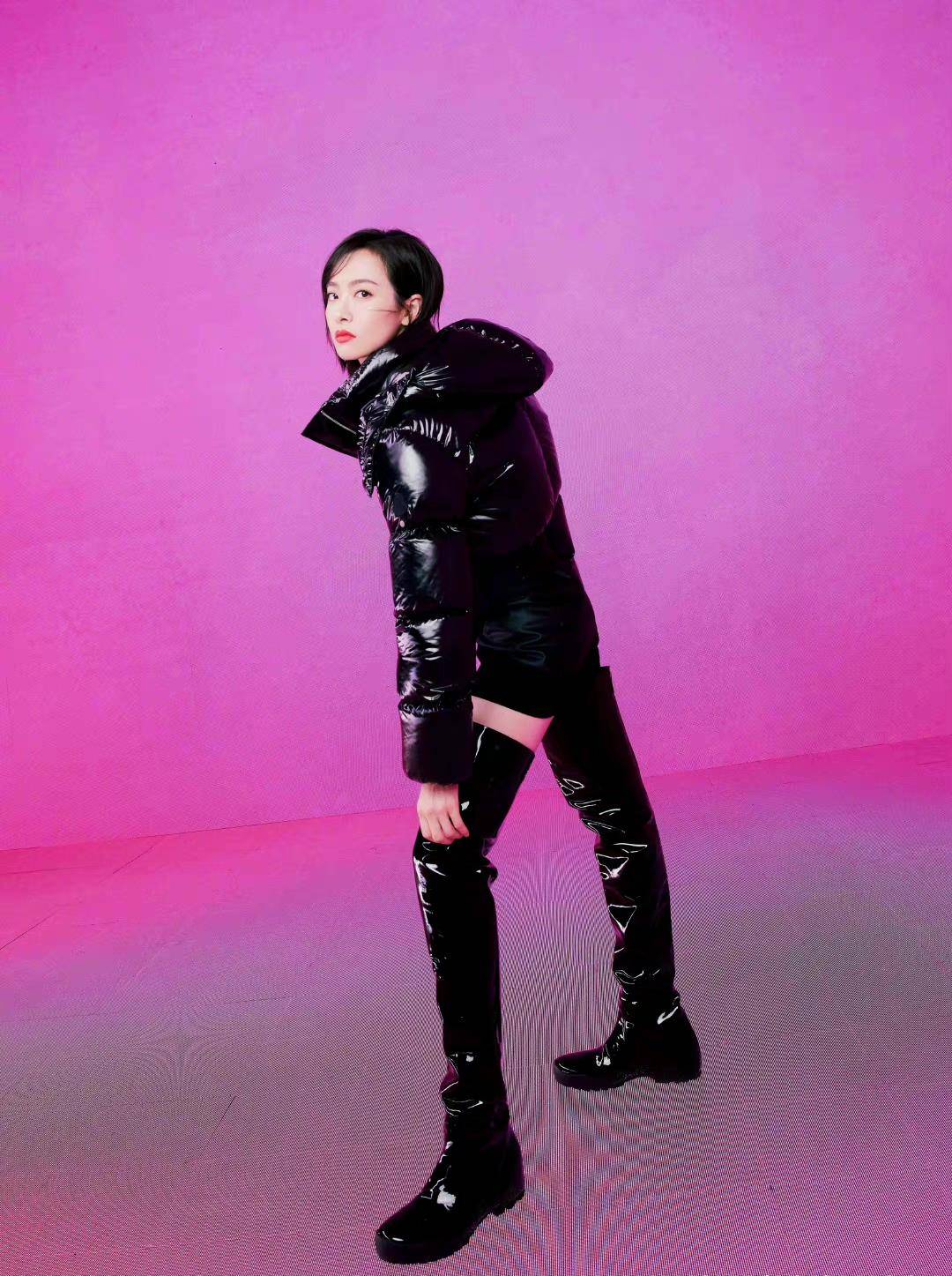 黑色 宋茜也太瘦了吧，过膝长靴撑不满，一身黑色冷艳犀利、未来感十足