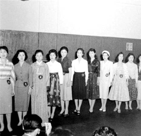 脸盘70年代韩国选美比赛：大脸盘小粗腿，当年的国模比现在女星漂亮？