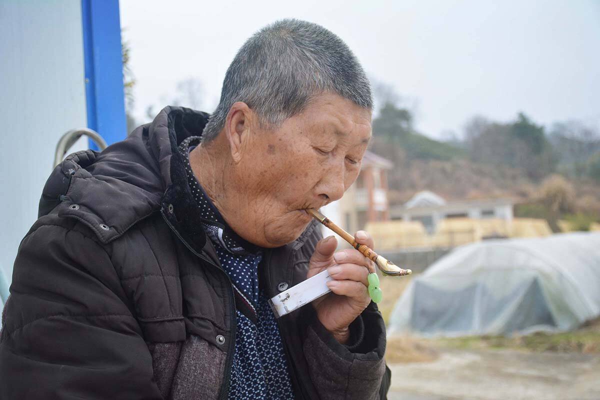 82岁大爷抽烟62年三天两头购物看他怎样让家人过幸福生活