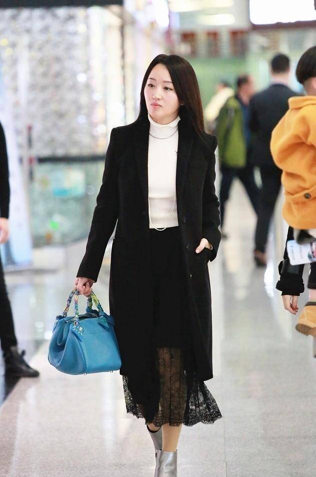 感觉 杨钰莹不扮嫩更好看了，长大衣配高领毛衣，成熟女人味散发出来