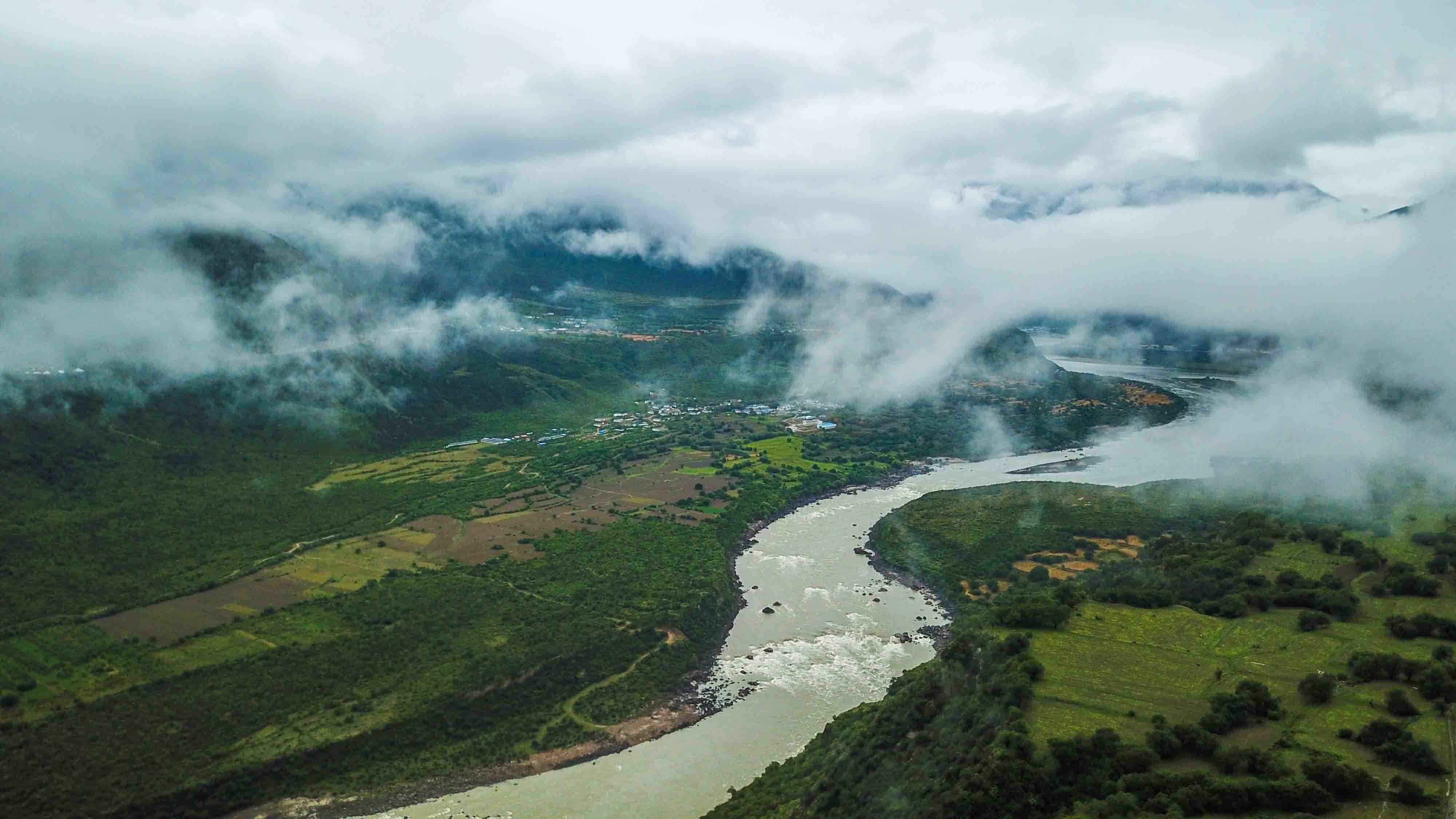 发源于西藏西南部喜马拉雅山北麓的杰马央宗冰川,属于恒河