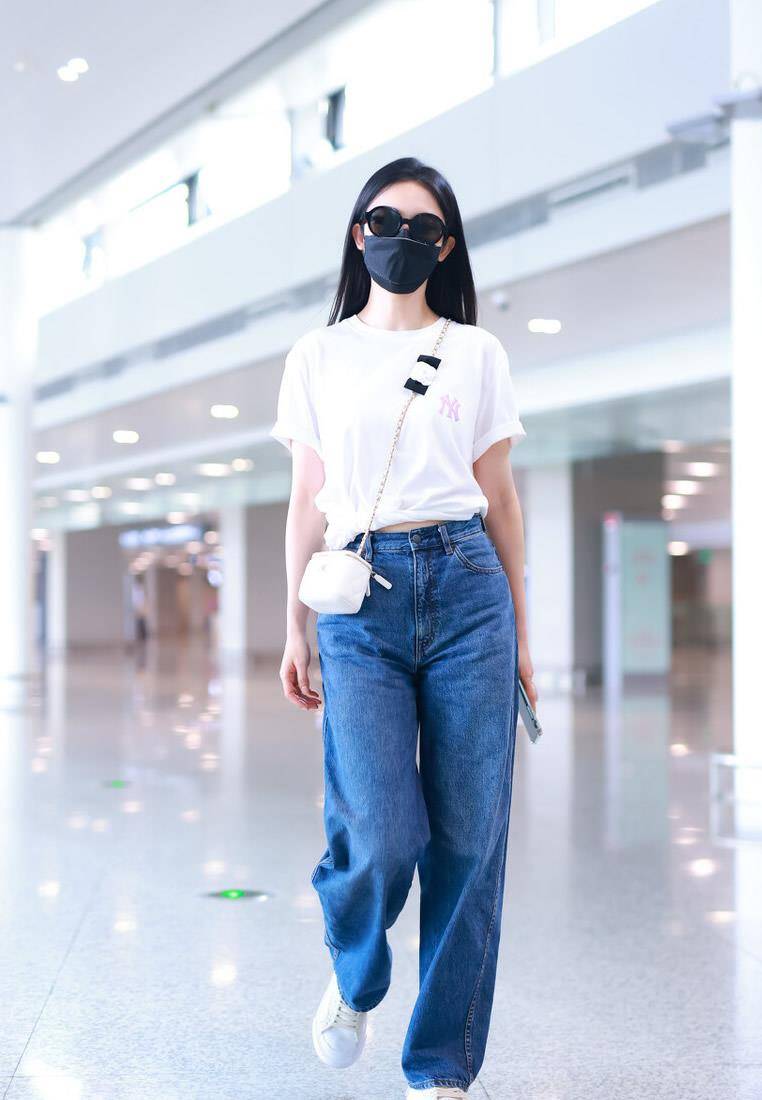 黑色 张俪好飒,白色西装内搭露腰背心+阔腿裤,干练时髦又有气场。