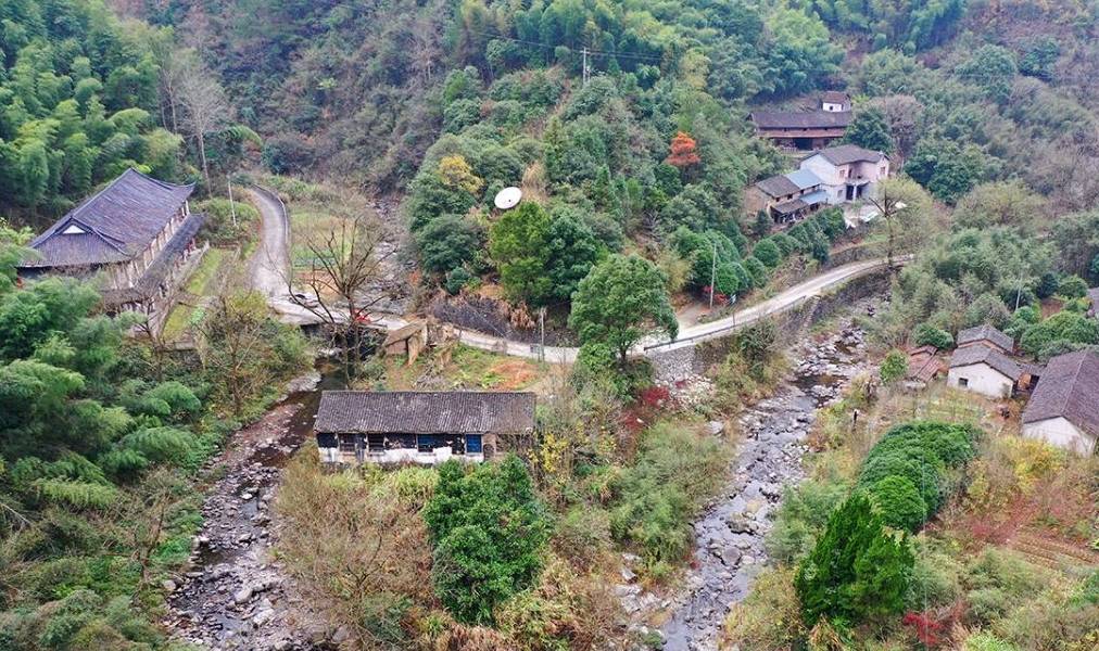 山穷水尽有人家，山庄别墅已荒废，野果酿美酒