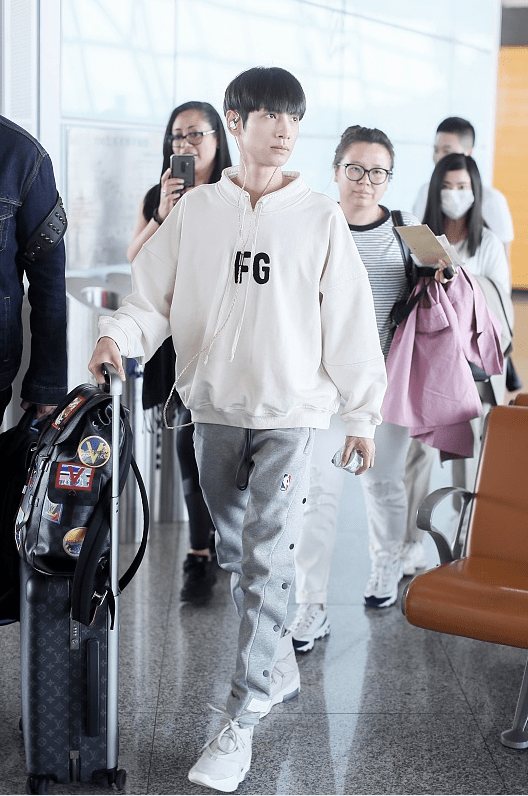 黑色 罗云熙这“锅盖头”好可爱，配卫衣清新温柔，像大学学长似的