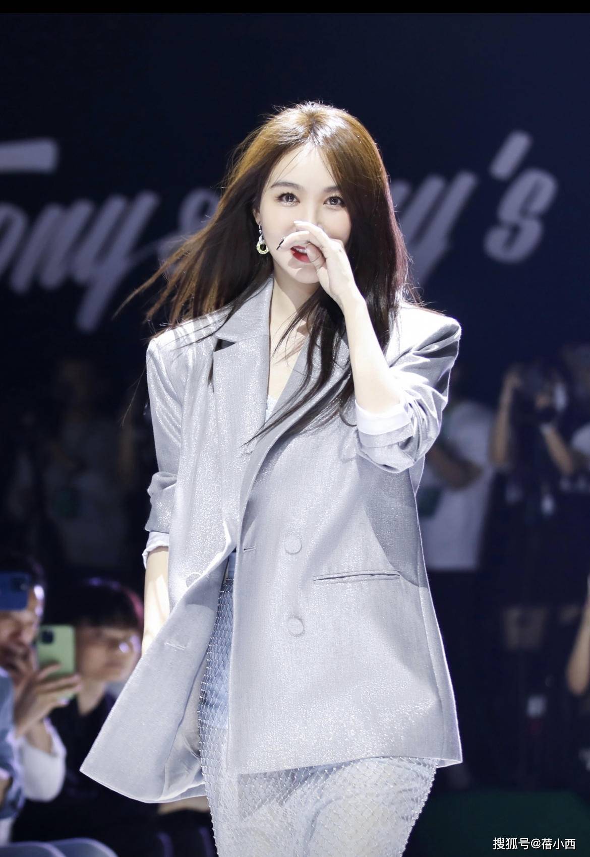 黑色 李菲儿不愧是黄晓明的前女友,穿白色羽绒服走机场,就很有国际范