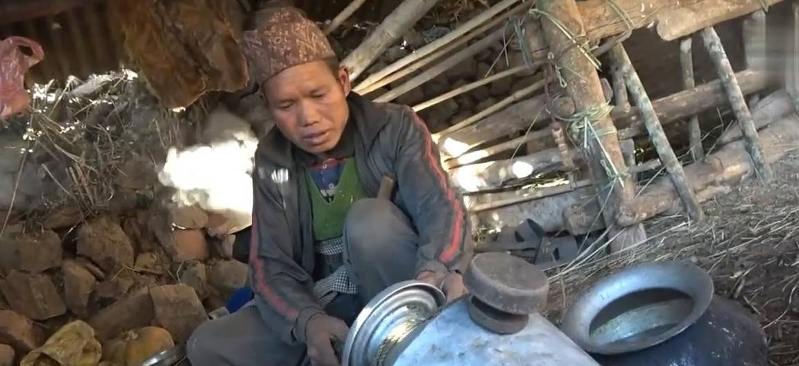 尼泊尔山区穷人生病，只能在家睡觉，大冬天家中三个孩子衣服单薄
