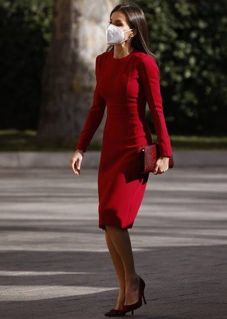 身材 西班牙王后的最新营业照曝光！光腿穿紧身裙气质出众，红色很适合她