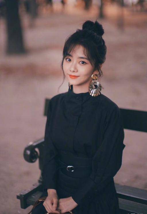 设计 少女穿搭就看谭松韵,服装饰品显时尚,搭配和谐是硬道理